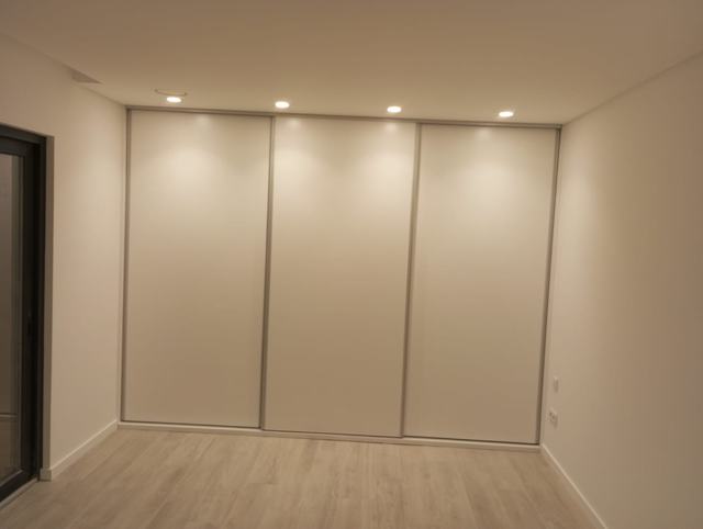 Quarto com roupeiro